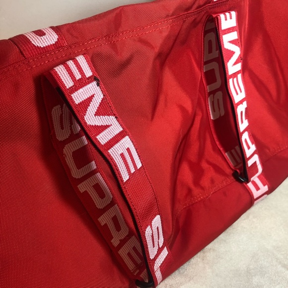 SOLD! Auth Supreme 2018 Duffle NWT - Picture 4 of 8